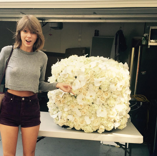  Taylor Swift recebe várias flores de Kanye West