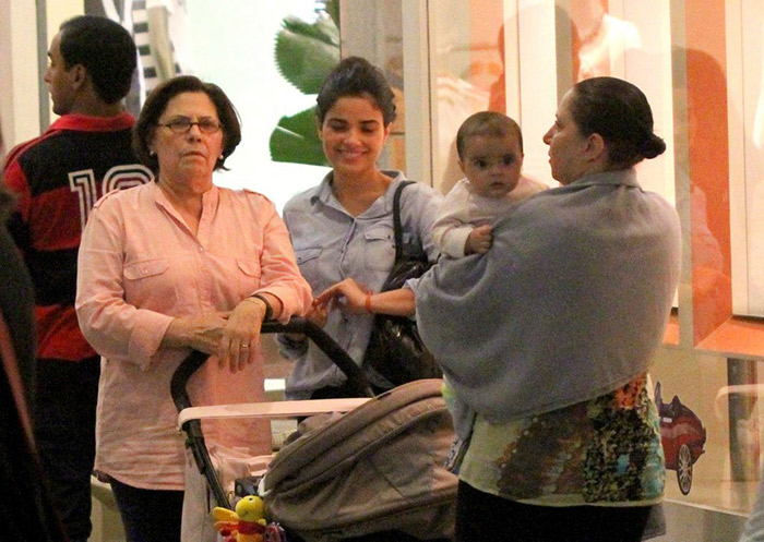  Vanessa Giácomo passeia com a filha em shopping