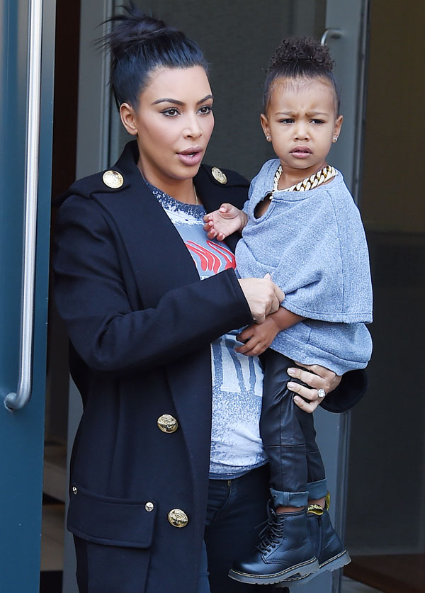 North West usa corrente enorme em passeio com Kim Kardashian