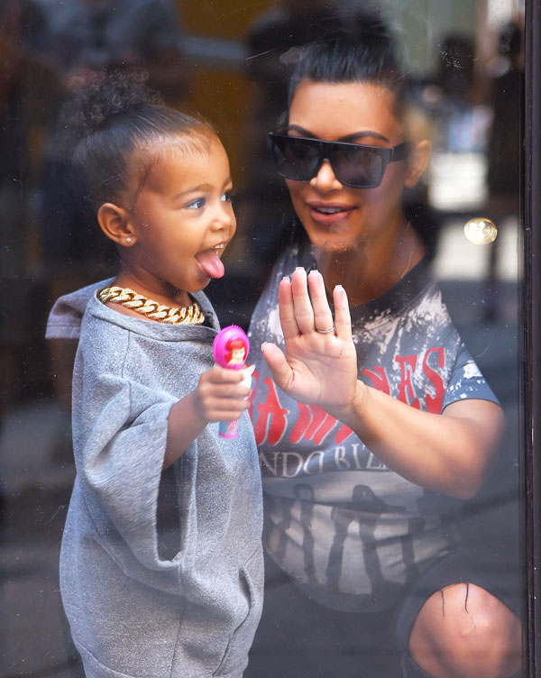 North West usa corrente enorme em passeio com Kim Kardashian