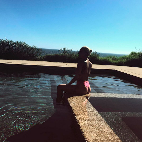 Lady Gaga posa de topless à beira da piscina
