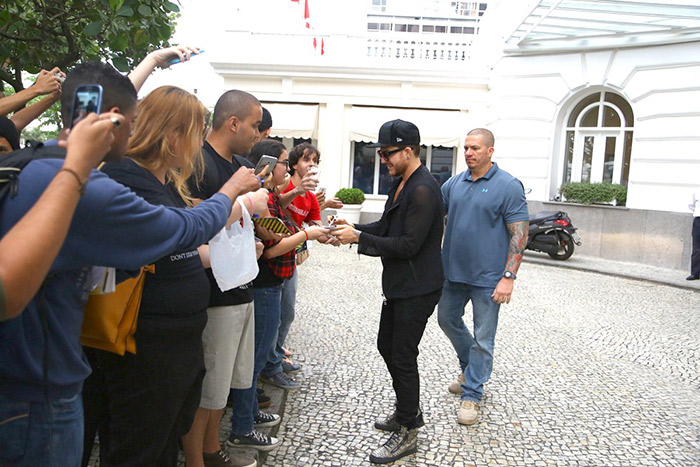 Adam Lambert tira selfies e atende fãs no Rio de Janeiro 