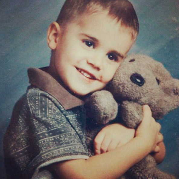 Desde que nasceu, no dia 1 de março de 1994, no Canadá, Justin Drew Bieber já tinha uma carinha de quem aprontava muito, porém, ao mesmo tempo, tinha atenção para dar e vender quando o assunto era seus amigos e familiares. Olhem que coisa mais fofa!