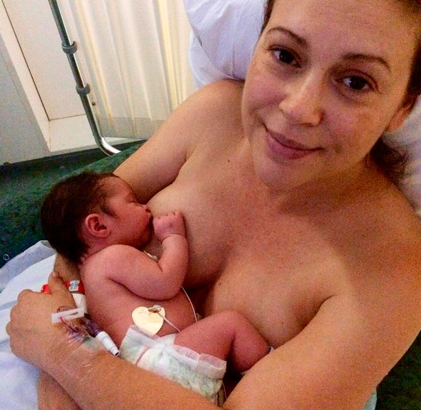 Alyssa Milano defende foto de amamentação