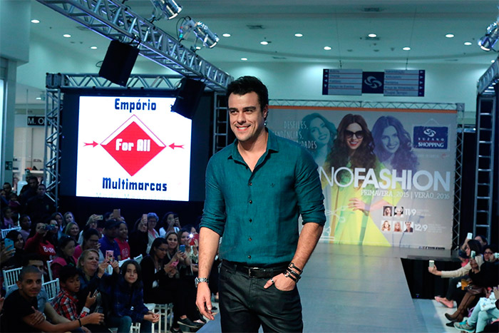 Joaquim Lopes ataca de modelo em evento de shopping paulista