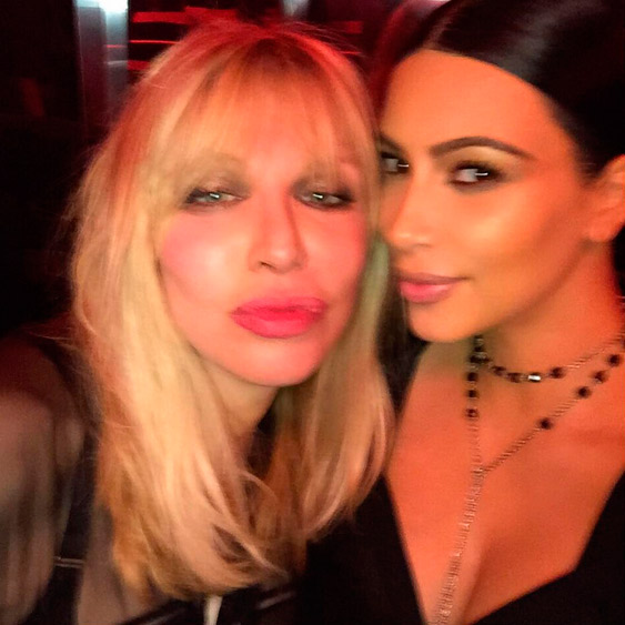 Kim Kardashian tieta Courtney Love em evento