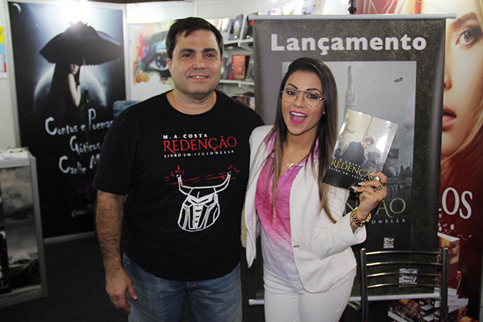 Mc Marcelly será embaixadora de livro