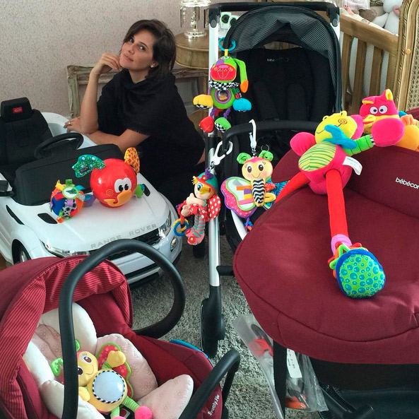 Deborah Secco celebra compras que já fez para a filha