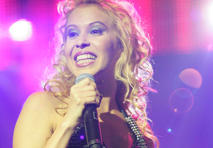 Joelma. A líder do grupo Claypso está vivendo uma verdadeira novela desde que veio à tona a traição de seu ex-marido e companheiro de banda, Chimbinha,Após ele confessar, em um áudio que vazou na internet, que havia tido um caso, a cantora fez questão de expor tudo isso e sua separação.