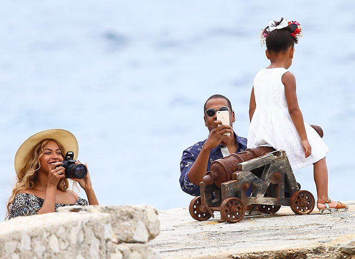 Na França, Jay-z paparica e tira fotos de Blue Ivy