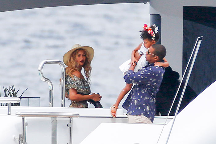 Na França, Jay-z paparica e tira fotos de Blue Ivy