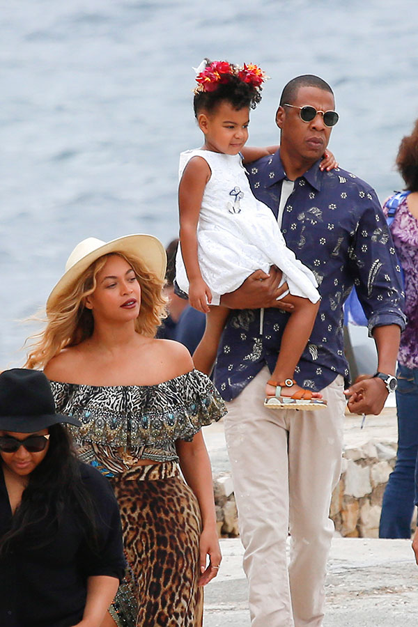 Na França, Jay-z paparica e tira fotos de Blue Ivy