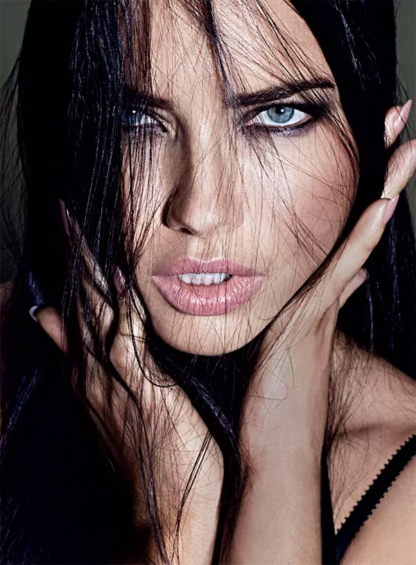 Adriana Lima posa com transparência em novo ediotiral