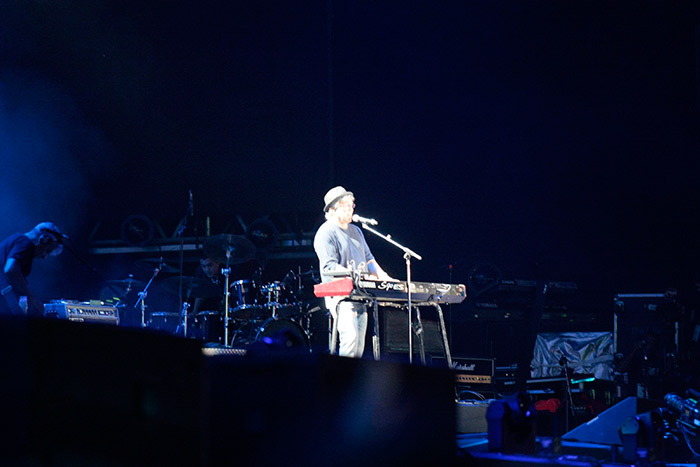 Ivan Lins toca teclado no palco