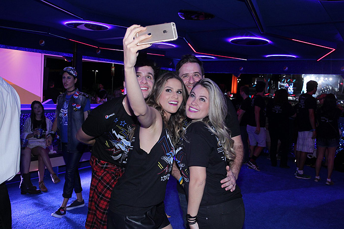 André Loddi tira selfie com amigos