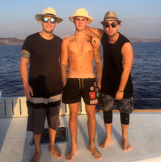 Justin Bieber posa sem camisa na Grécia