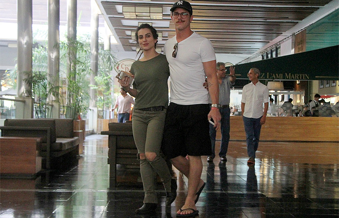 Cleo Pires e Rômulo Arantes curtem passeio em shopping 