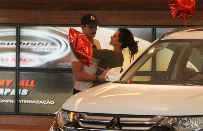 Cleo Pires e Rômulo Arantes curtem passeio em shopping 