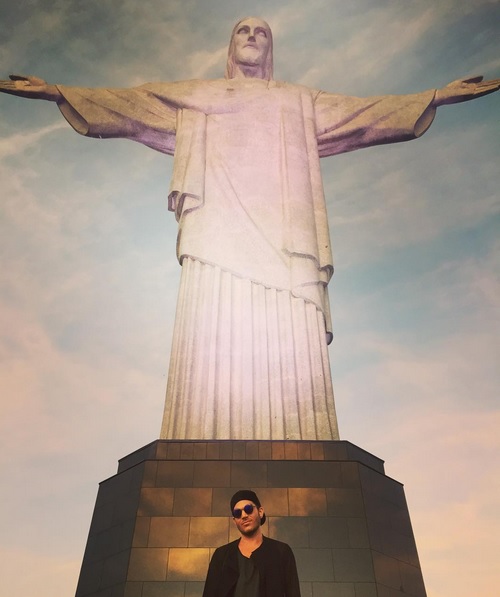 Adam Lambert acordou cedo para passear pelo Rio