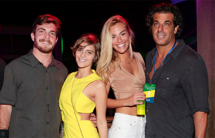 Isabella Santoni aparece com namorado em festival na Bahia