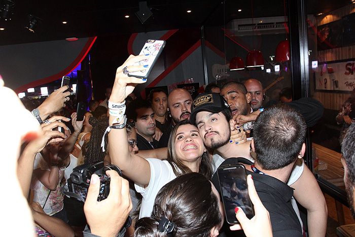 Luan Santana tira selfie com fãs