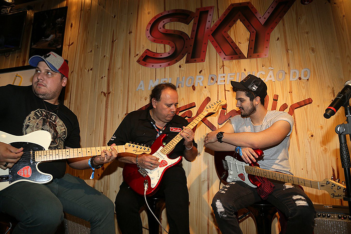 Luan Santana ganha guitarra e se diverte em camarote do RiR