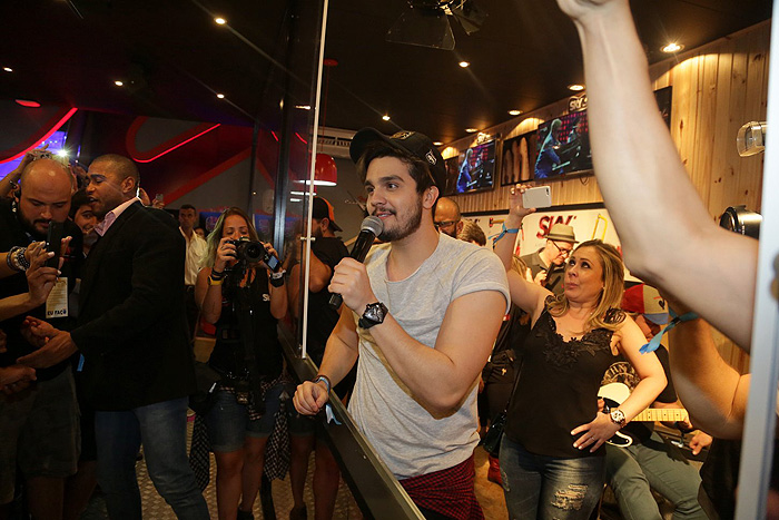 Luan Santana se diverte em camarote do Rock in Rio