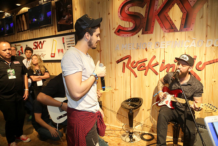 Luan Santana se diverte em camarote do Rock in Rio