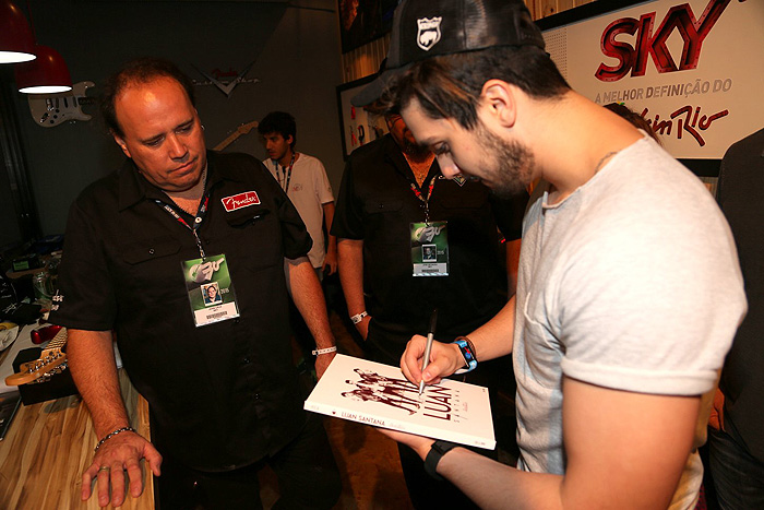 Luan Santana autografa livro no Rock in Rio