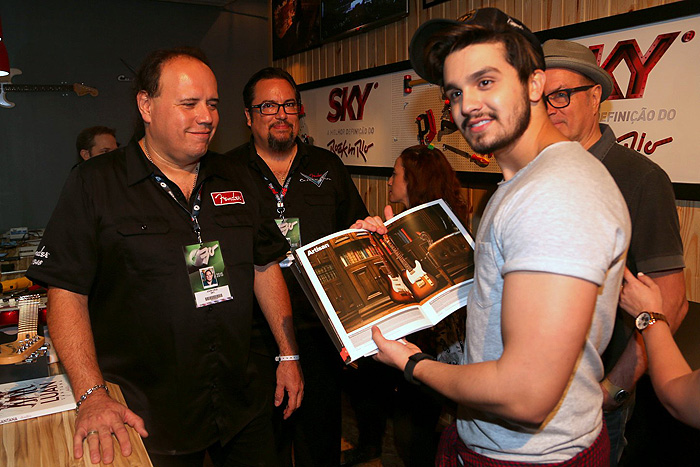 Luan Santana posa com livro de guitarra no Rock in Rio