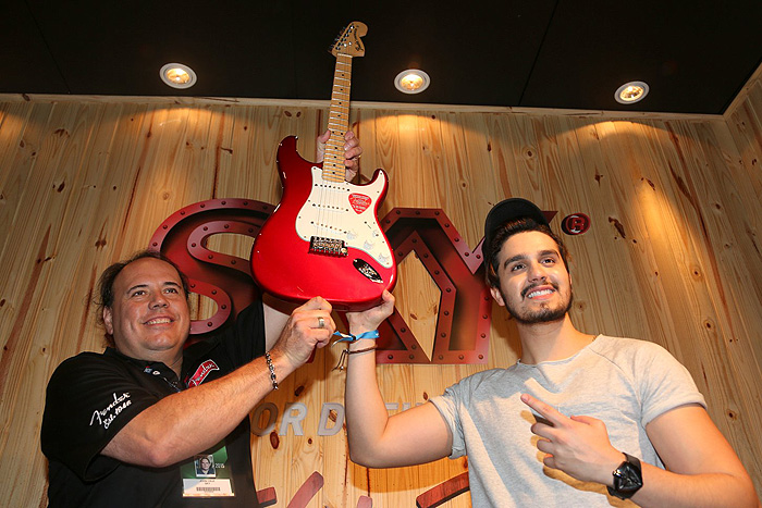 Luan Santana ganha guitarra e se diverte em camarote do RiR