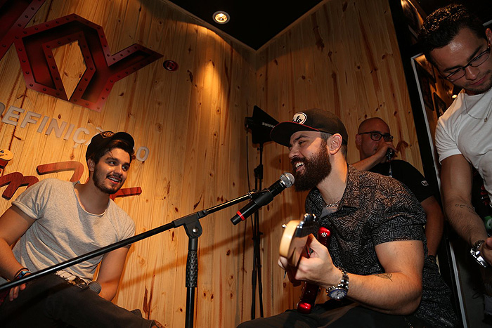 Luan Santana se diverte em camarote do RiR