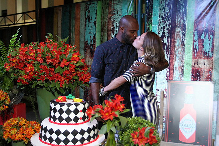 Rafael Zulu beija a namorada ao comemorar aniversário