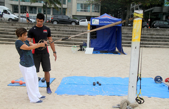 Cláudia Rodrigues mostra exercícios físicos no Leblon, no RJ