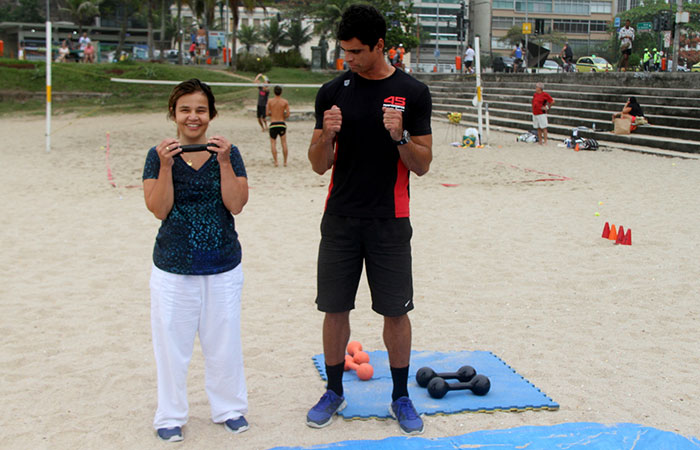 Cláudia Rodrigues mostra exercícios físicos no Leblon, no RJ