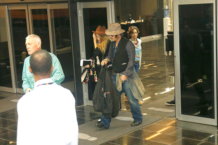 Johnny Depp esbanja estilo para desembarcar no Brasil