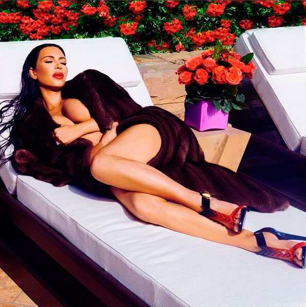 Kim Kardashian posta foto nua do início da gravidez