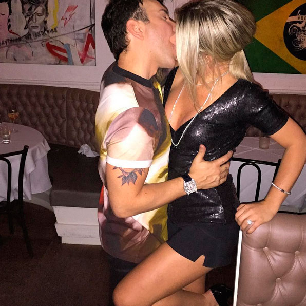 Matheus Mazzafera ganha beijaço de Íris Stefanelli em festa