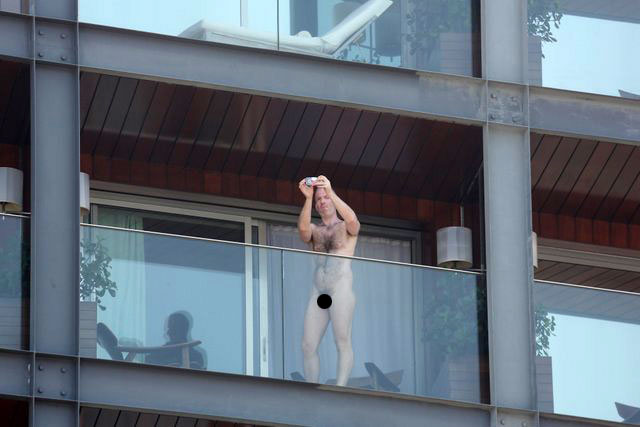 Estilista de Rihanna aparece pelado na sacada de hotel