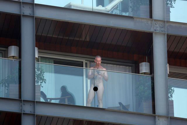 Estilista de Rihanna aparece pelado na sacada de hotel