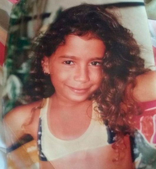 Anitta compartilha foto da infância com fãs 