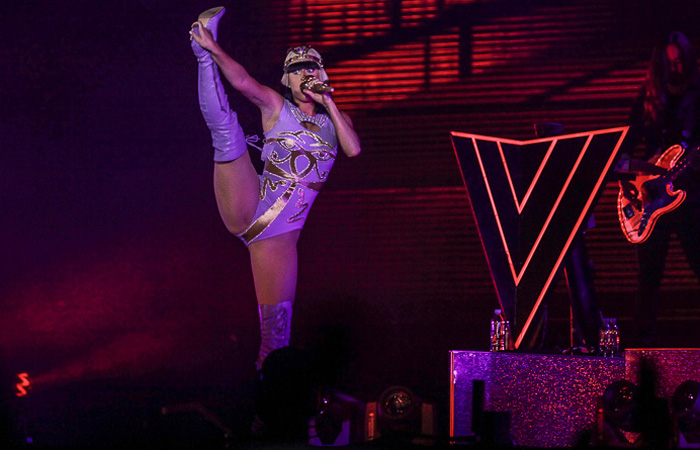 Katy Perry requebra até o chão e mostra elasticidade em show