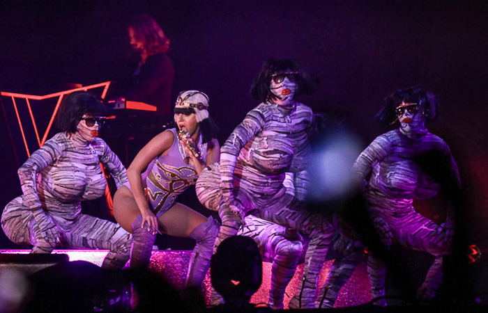 Katy Perry requebra até o chão e mostra elasticidade em show