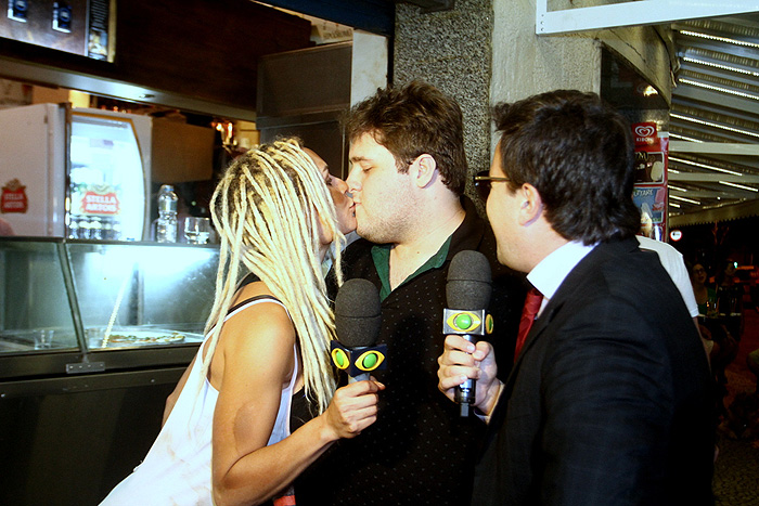 Fernanda Lacerda, a Mendigata, não ligou para a presença das câmeras, e roubou um beijo na boca de Felipe Hintze, que interpretou o Eziel na trama. 