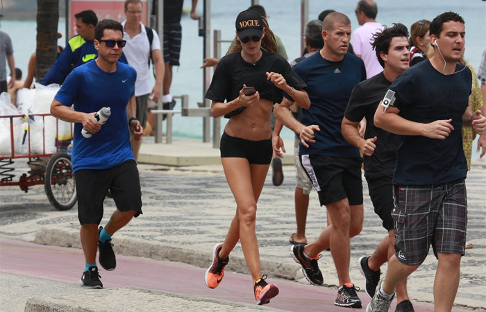 Izabel Goulart exibe barriga tanquinho em corrida na praia