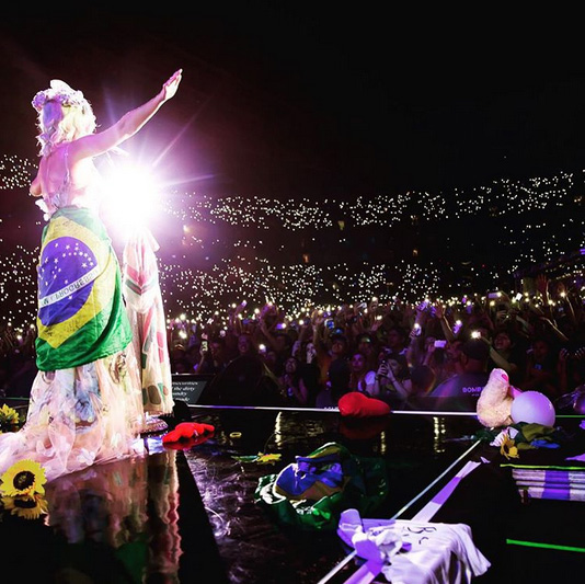 Katy Perry fala sobre visita ao Brasil na internet
