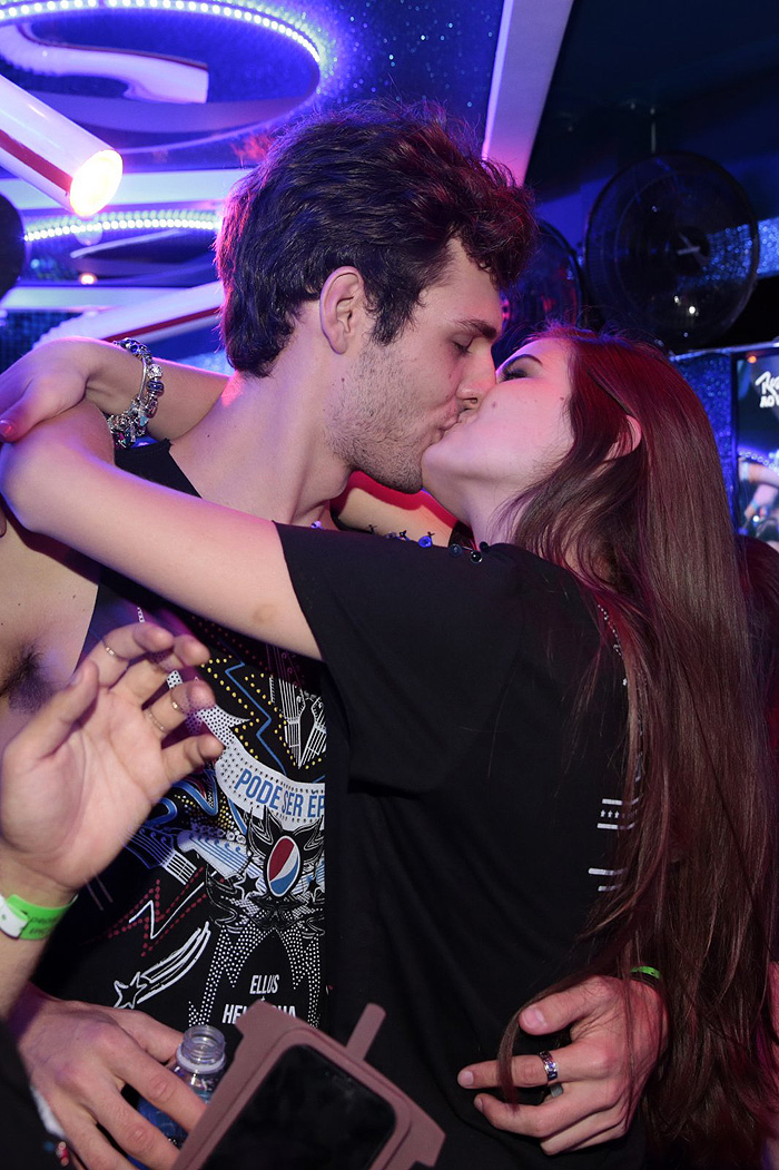 Camila Queiroz curte e beija muuuuito no Rock in Rio