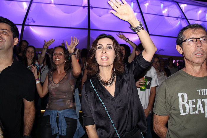 Fátima Bernardes dança muito durante show