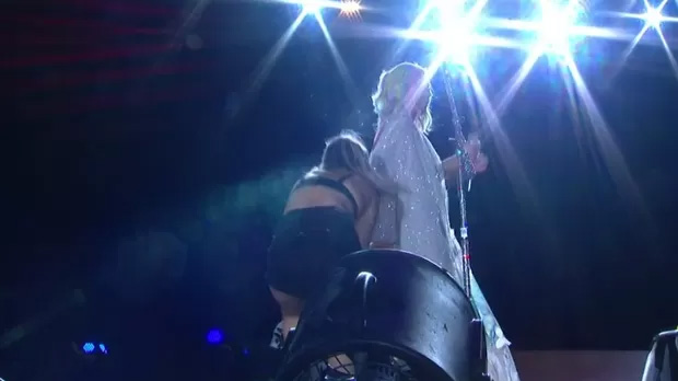 Katy Perry apalpa bumbum de fã no palco do Rock in Rio