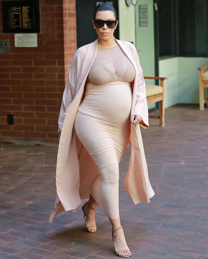 Kim Kardashian exibe barrigão nas ruas da Califórnia
